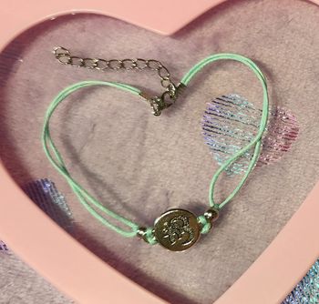 Bracelet ajustable turquoise avec breloque argentée