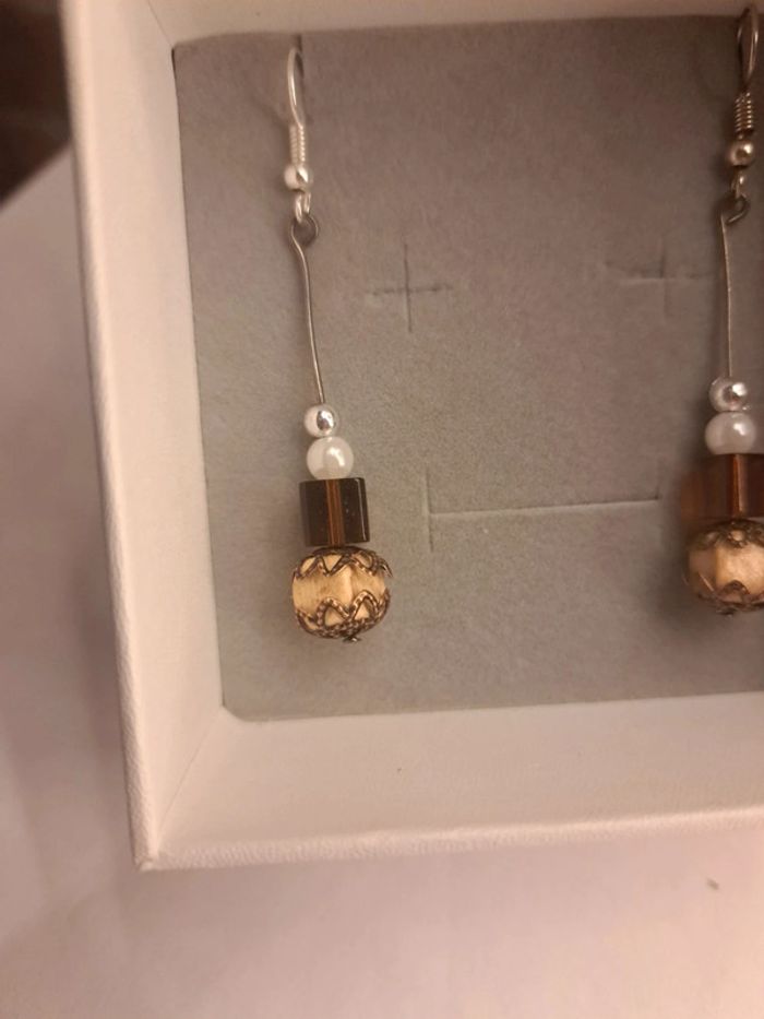 Boucles d'oreilles pendante marron beige blanc et argenté - photo numéro 3