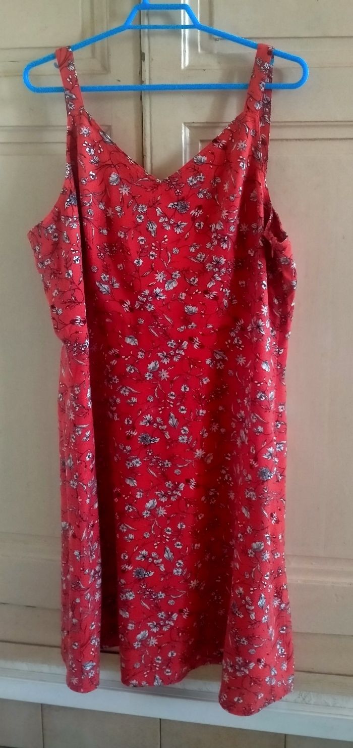 Robe courte rouge fleuri femme/taille 42/ tres bon état.