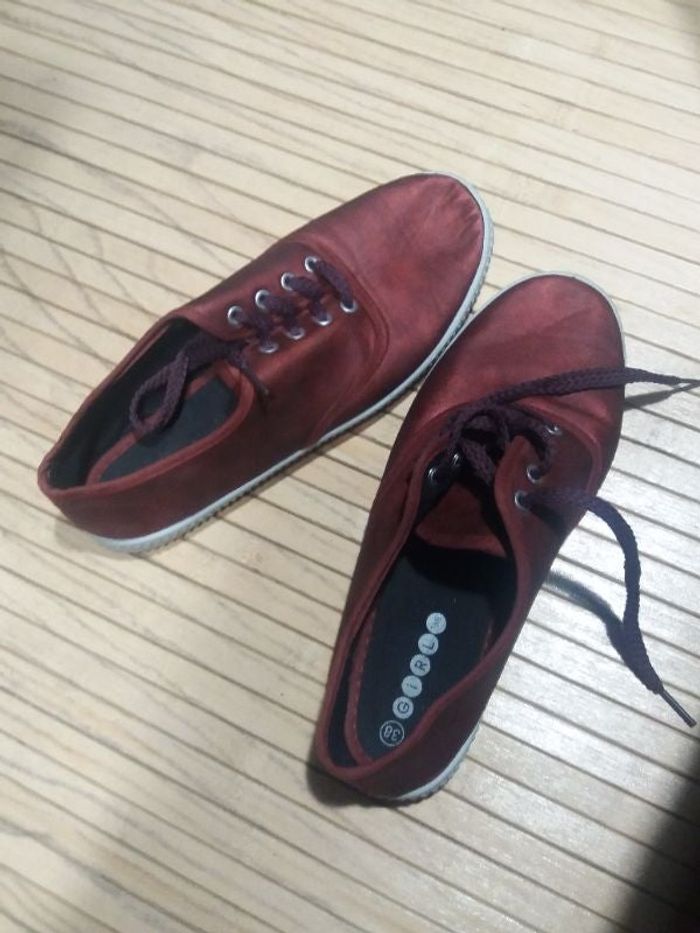 Chaussure rouge effet mat