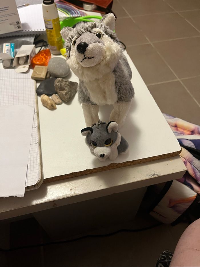 2 peluches loup