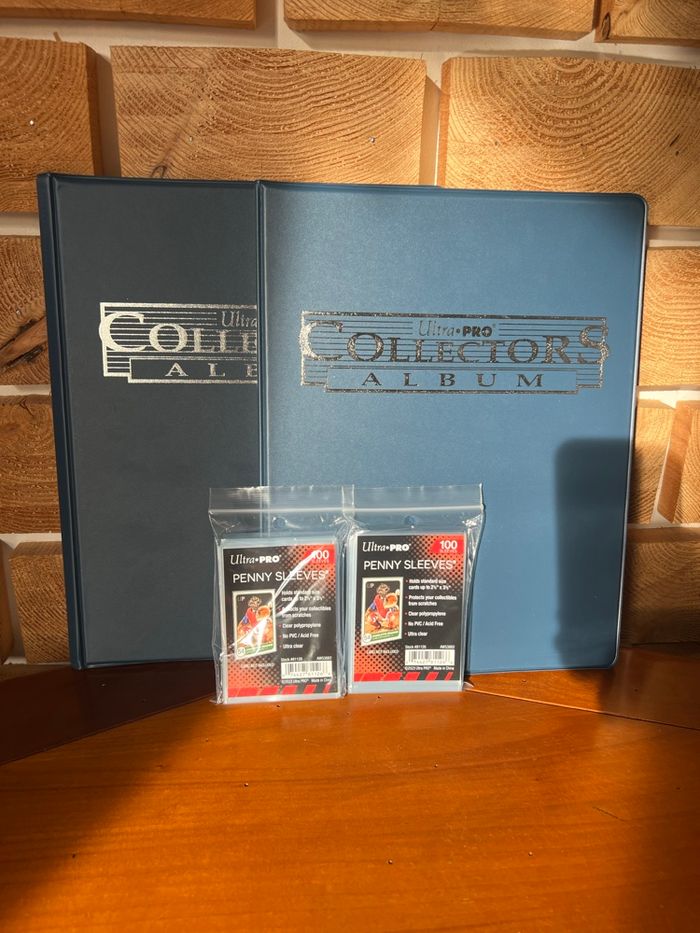 Lot de 2 classeurs Collectors bleu + 200 sleeves Ultra Pro