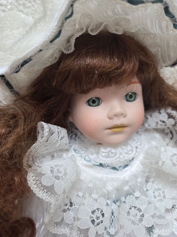 Poupée décorative en porcelaine