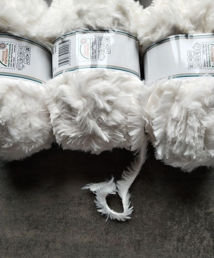 Lot de 3 pelotes de Laine (300 g) fausse fourrure blanc cassé crème - photo numéro 5