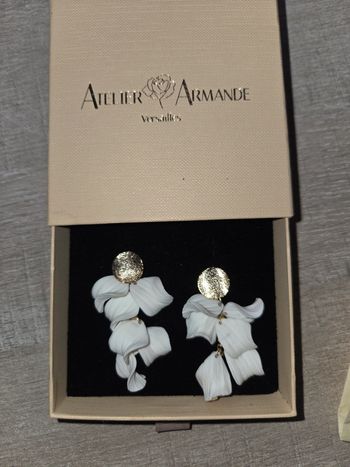 Magnifique boucle en petale de porcelaine