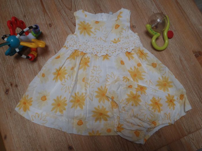 robe avec broderies à fleurs jaune et blanc et culotte assortie