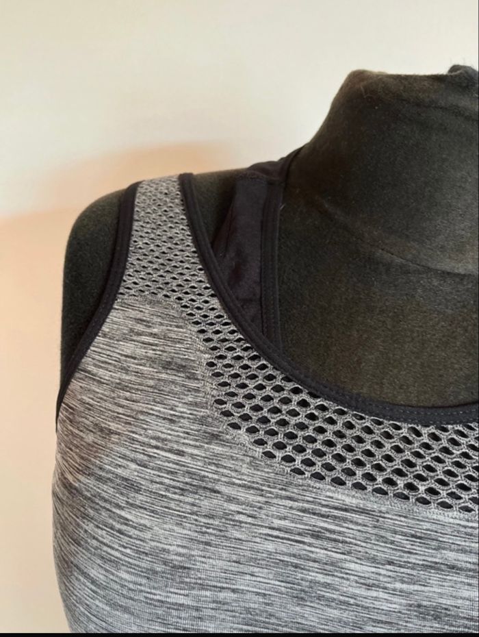 Haut de sport gris taille XS de chez Tissaia en très bon état - photo numéro 3