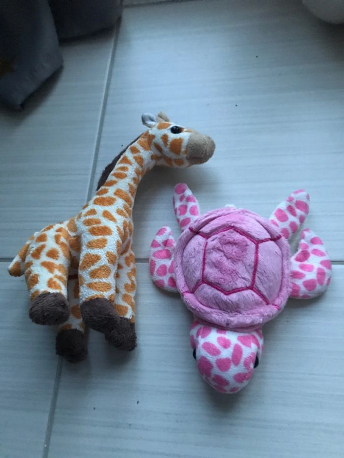 Peluche girafe et tortue