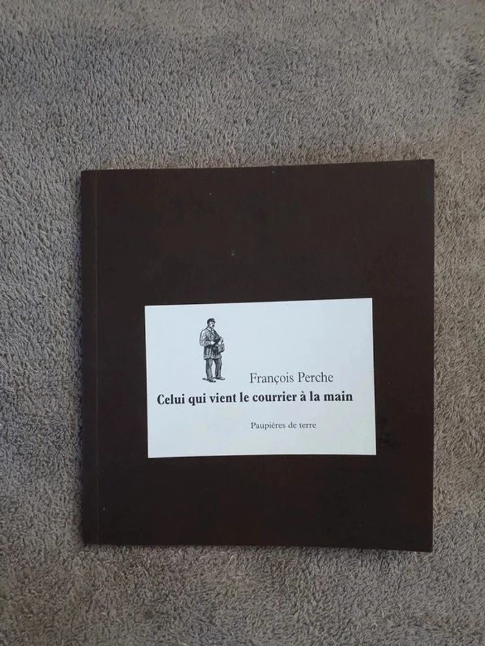 Livre Celui qui vient le courrier à la main