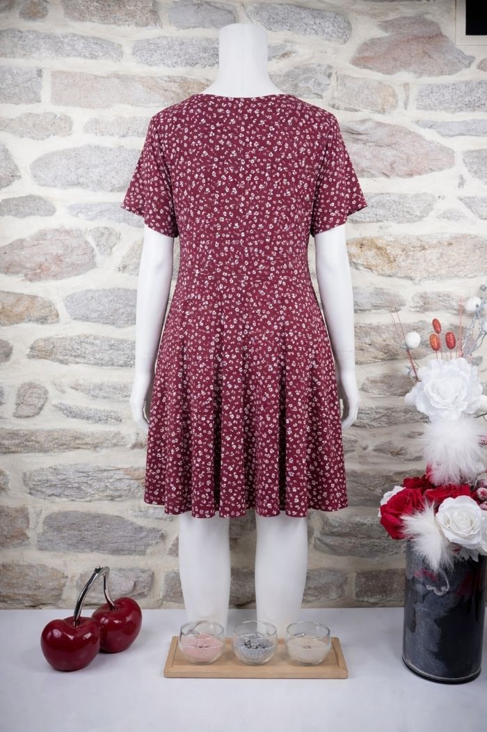 Robe fleurs de Bourgogne bordeaux et blanc Femme Taille 54 marque Missguided 🌺 - photo numéro 2