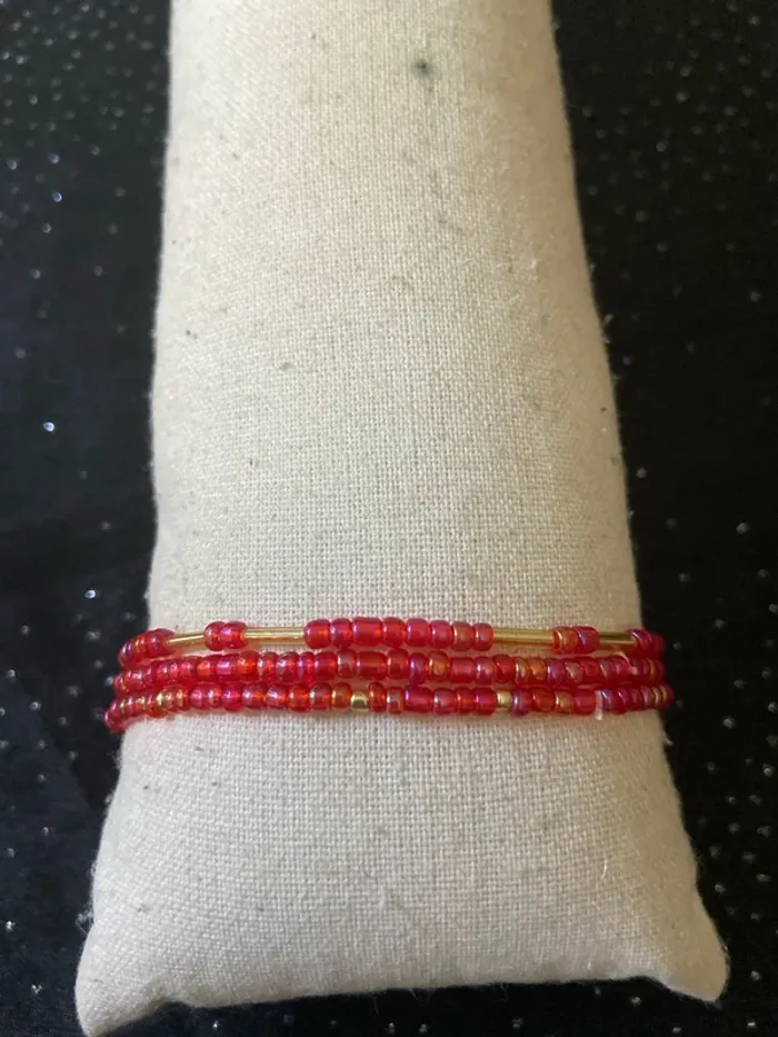 Bracelets rouges brillants dorés