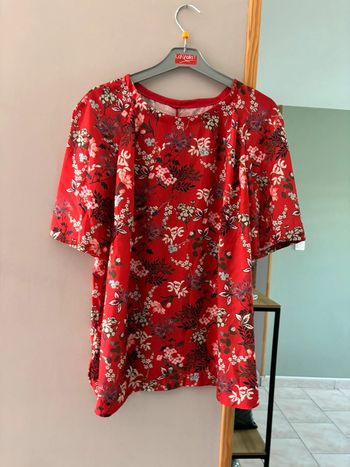 T shirt rouge à fleurs