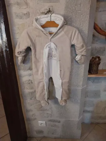 Combinaison bébé 9 très chaude 12mois en tres bon etat