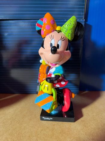 Minnie shopping brito