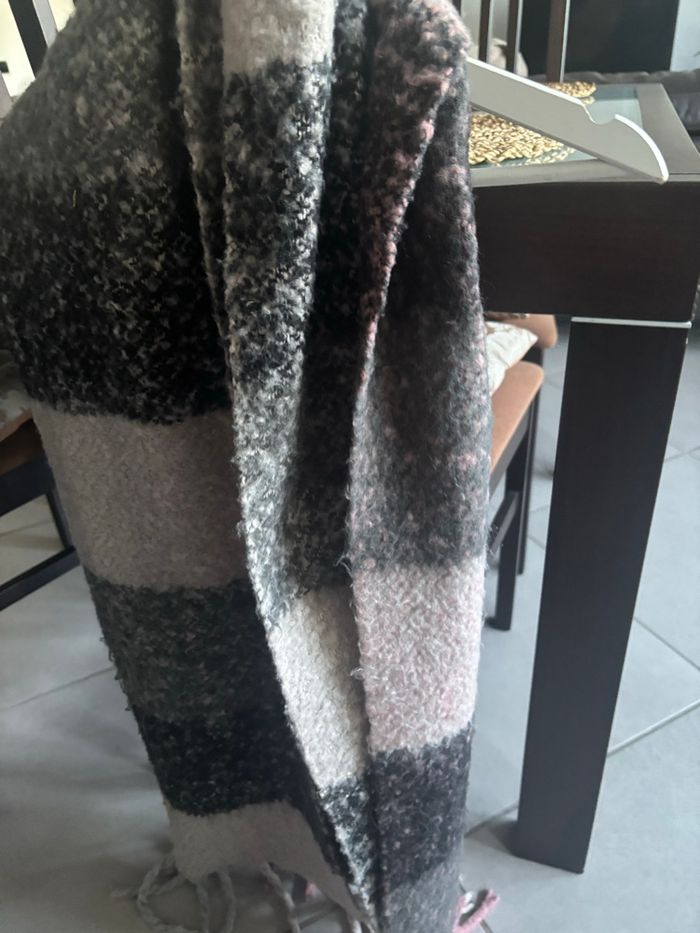 Grande écharpe franges grise et rose