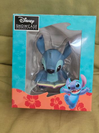 Figurine de stitch lisant un livre