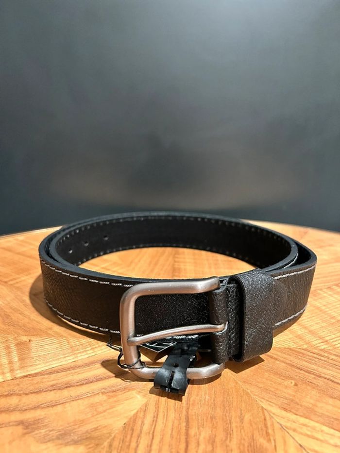 Ceinture cuir noir neuve jamais servi avec étiquette 105cm