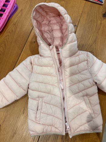 Doudoune / manteau / parka bébé fille à capuche rose pale et lisere argenté