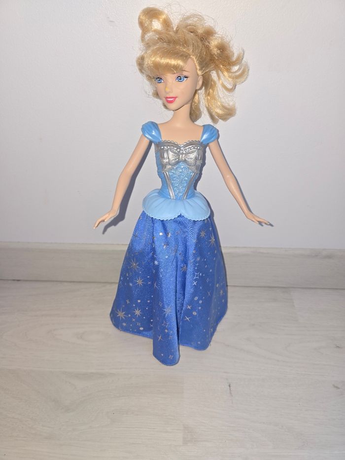 Barbie robe tournée quand elle avance