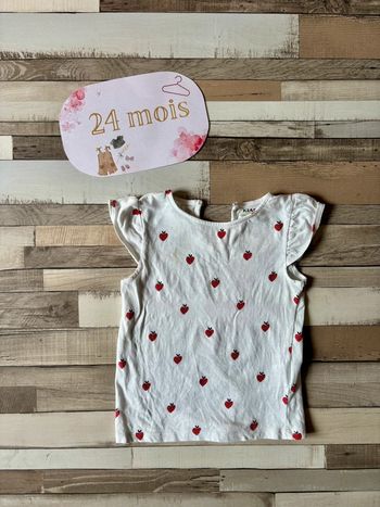 T-shirt bébé Kiabi 24 mois – Motif fraise, bon état, tout petit prix !