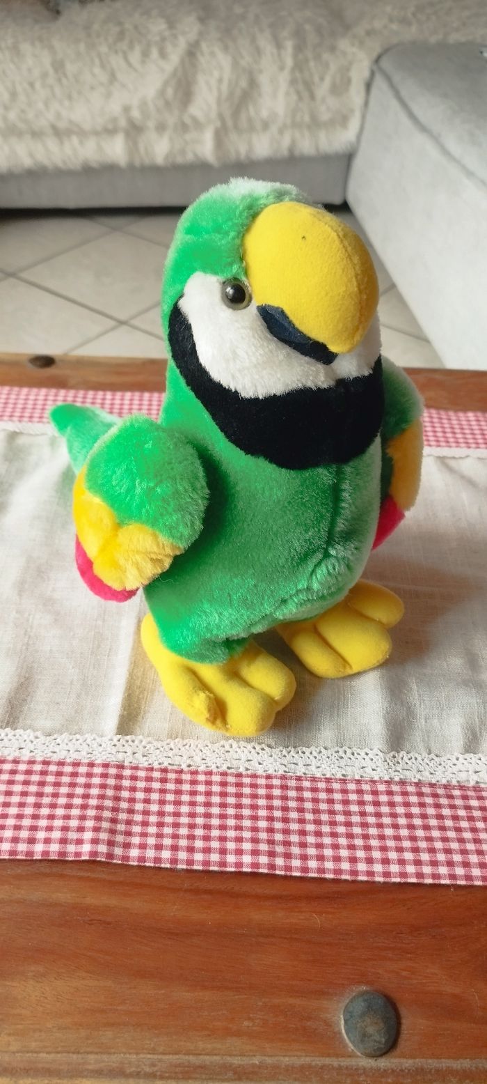 Peluche perroquet 46 cm long, 29 cm assis et 13 cm large. Très bon état