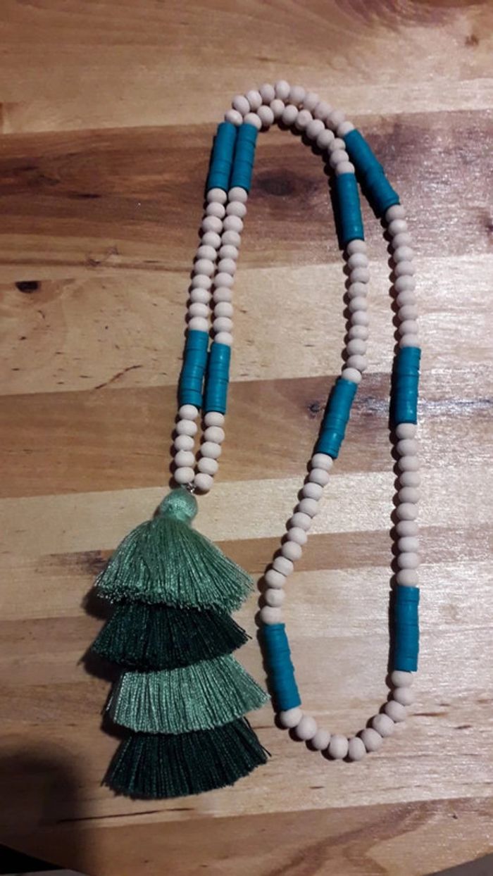 Sautoir perles de bois naturelles et bleues, pompon dégradé de verts