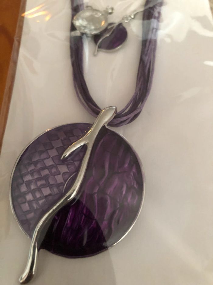 Parure collier et boucles d'oreilles mauves