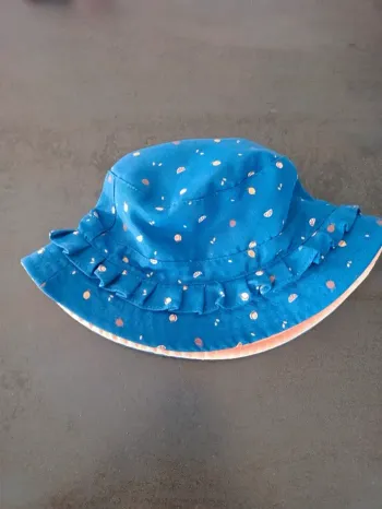 Bob réversible Kiabi neuf 53 cm