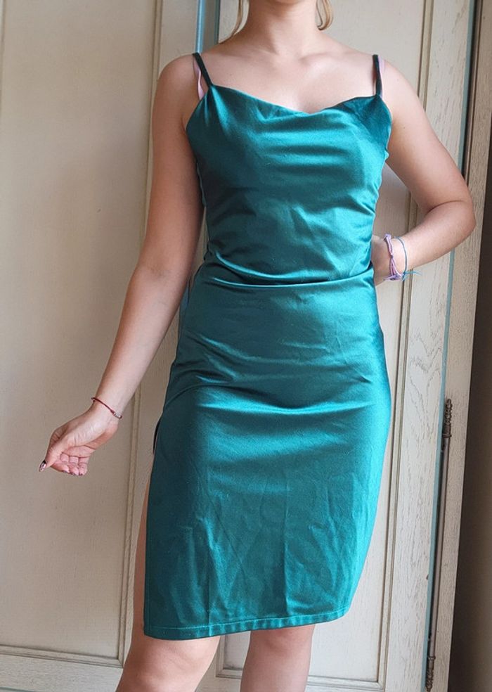 Robe verte satinée fendue - photo numéro 3