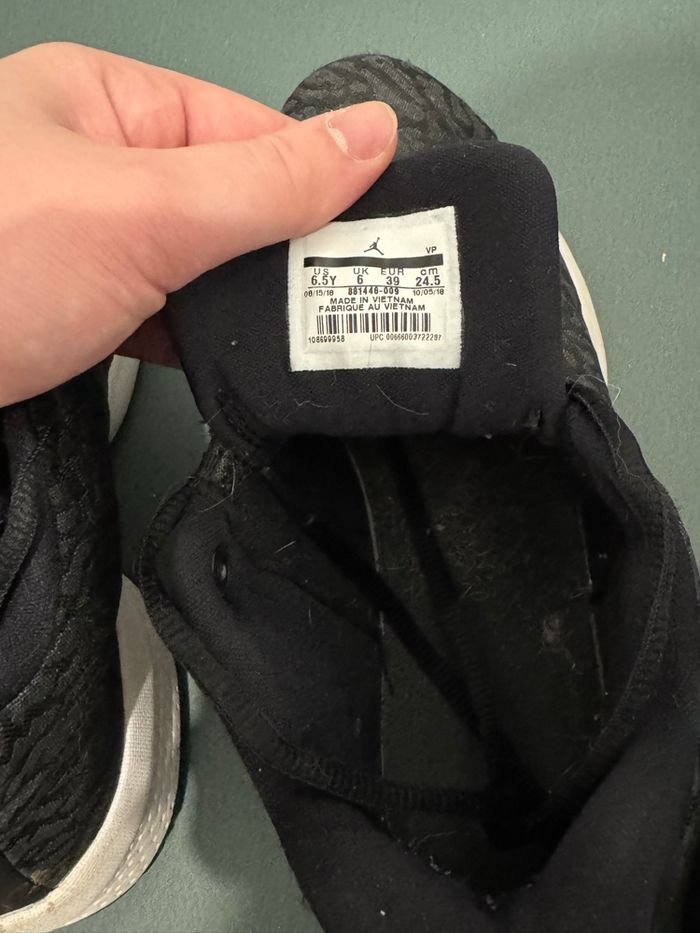 Chaussure Jordan 23 noir et blanche - photo numéro 6