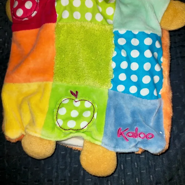 Doudou marionnette ours Kaloo Colors pomme patchwork - photo numéro 2