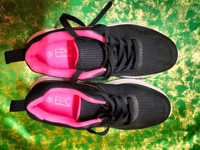 Baskets neuves roses et noires pointure 36/37 - photo numéro 2