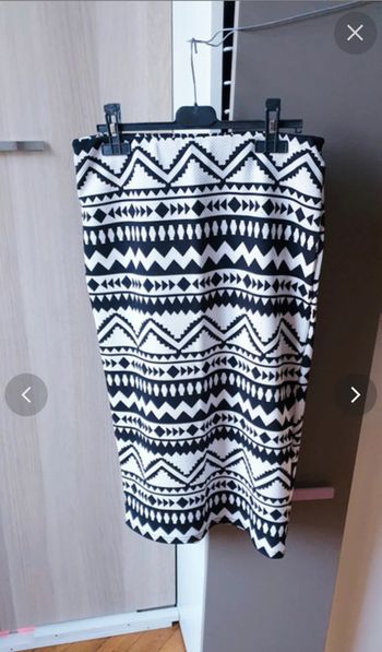 Neuve!!Tres jolie jupe tube moulante taille L