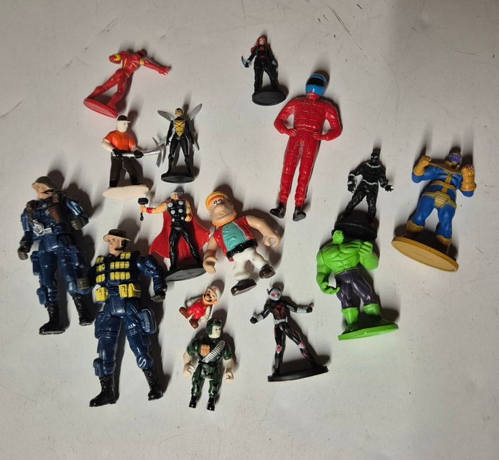Lot 15 figurines divers personnages marvel de comics Mario etc