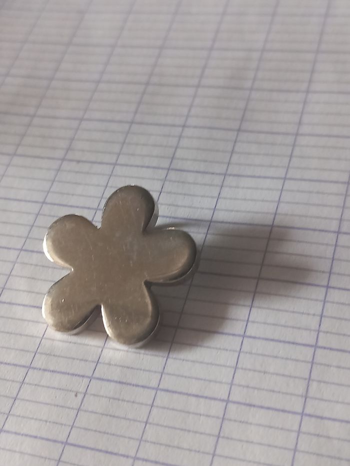 Médaille en forme de fleur argenté - photo numéro 2