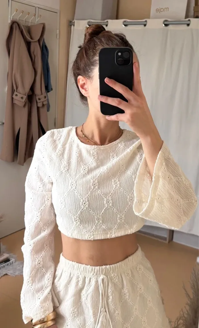 Jolie blouse crochet à manches évasées - photo numéro 3
