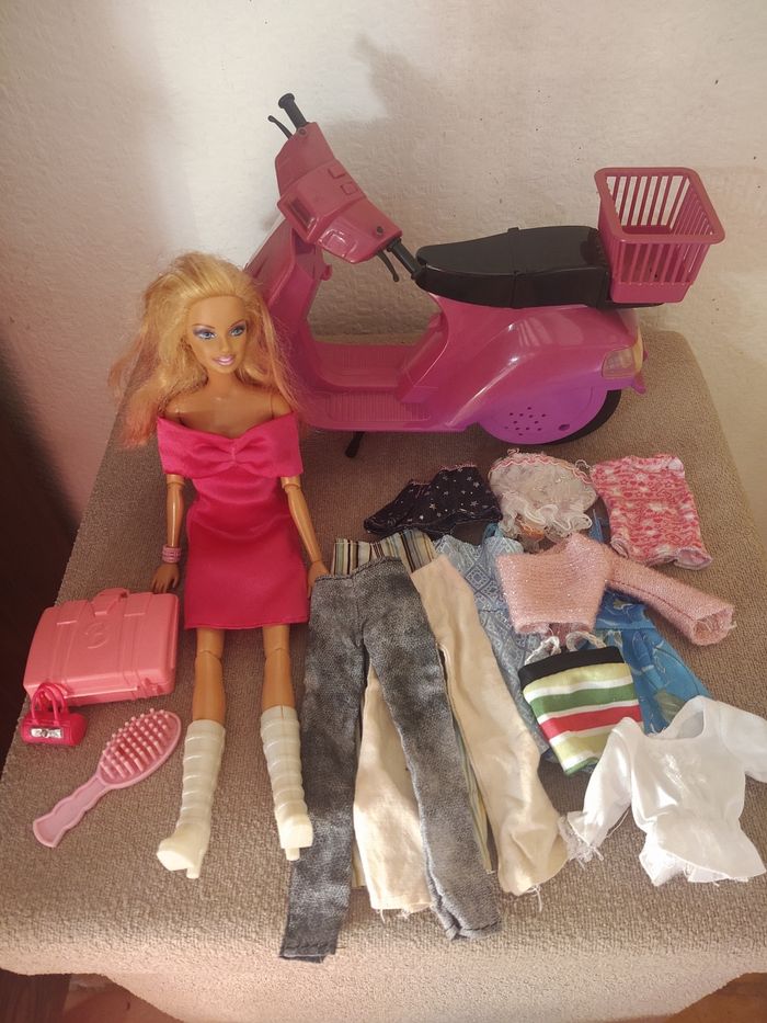 Lot Barbie + scooter + accessoires