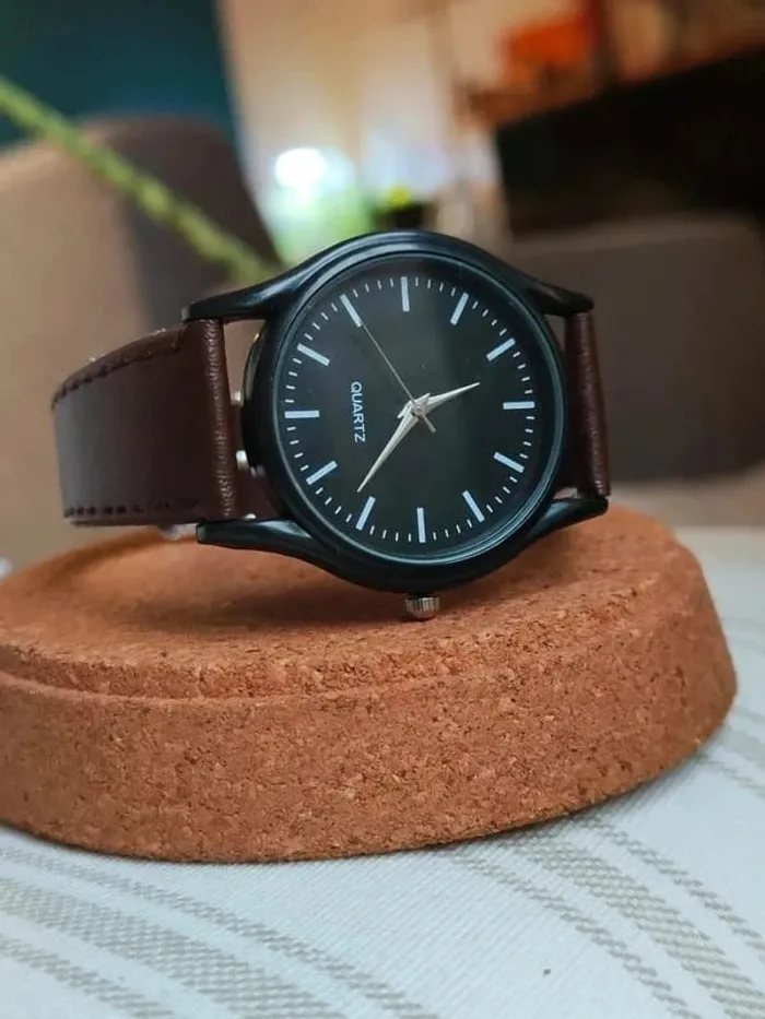 Montre noire et marron, cuir, style vintage, rétro