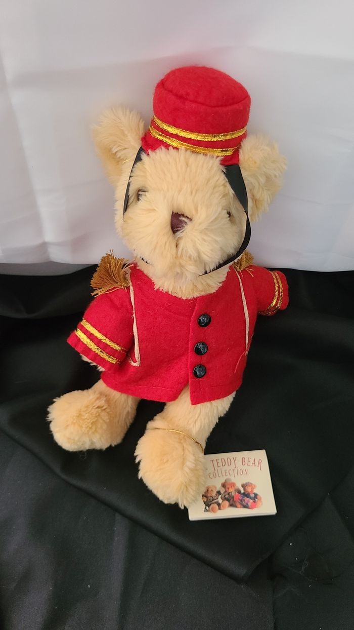 peluche étiquetée The Teddy Bear Collection Barney The Bell Boy