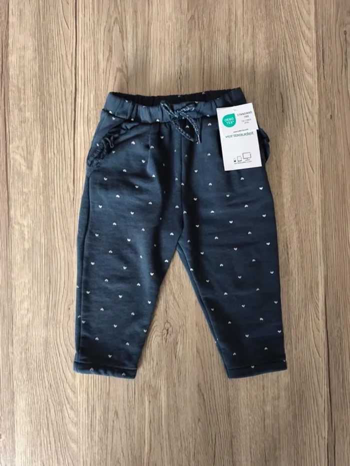 Pantalon en molleton bleu marine avec minis coeurs argentés