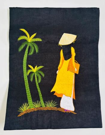 Broderie Vietnamienne (vêtement jaune) sur fond noir