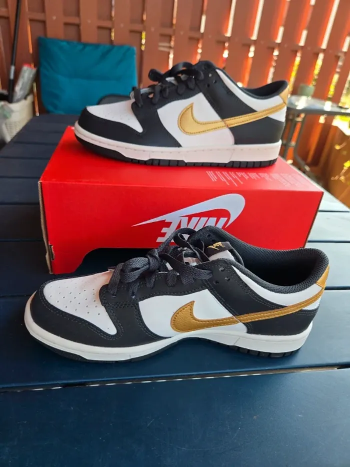 Nike dunk low taille 38,5 neuves blanc noir doré - photo numéro 3
