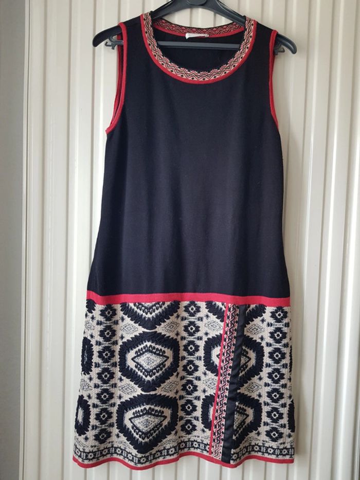 Robe noire et rouge