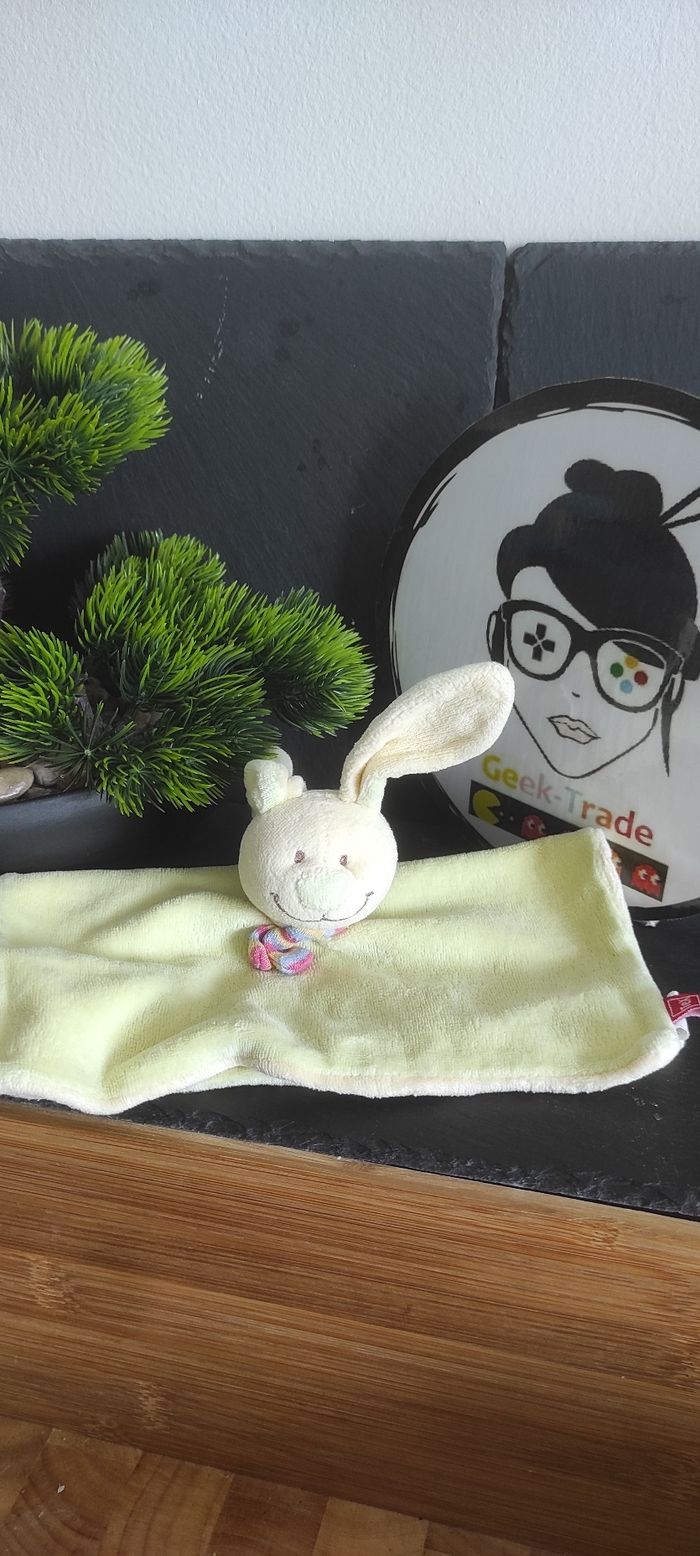 Doudou plat lapin vert anis jaune echarpe rouge bleu tex carrefour beige Ancien