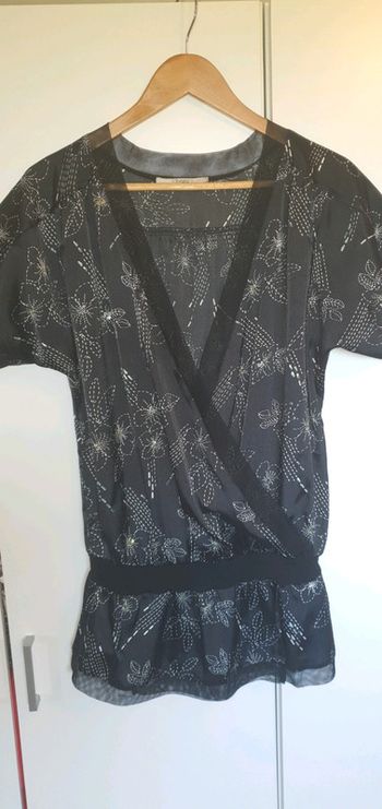 Blouse manches courtes style kimono Xanaka, sequins et perles cousues sur le devant.