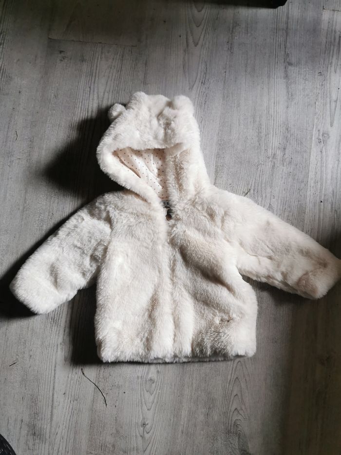 Veste chaude poil avec petite oreille 12 mois
Comme neuf porter 1 fois - photo numéro 1