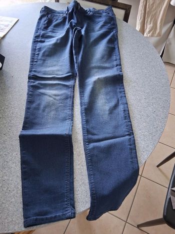 Jean  straigh bleu foncé " T- 38-40 "