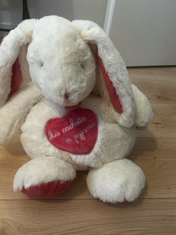 Peluche cachette à pyjama lapin