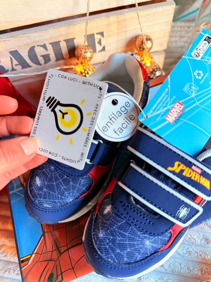 Basket Spiderman lumineuse  figurine - photo numéro 9