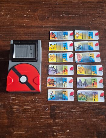 Pokémon Pokedex Trainer Kit System + 12 Tags Cartes Tomy 2013